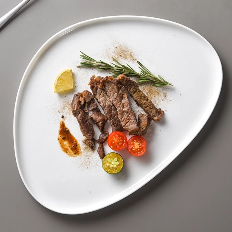 Czysto biały trójkątny talerz  – Home Cooking Steak recenzja i cena